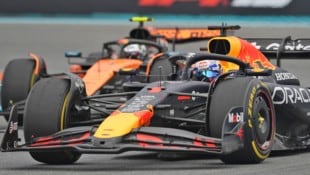 Max Verstappen und Lando Norris lieferten sich in Miami einen heißen Zweikampf – da wollte die McLaren Box dienlich sein. (Bild: AP)