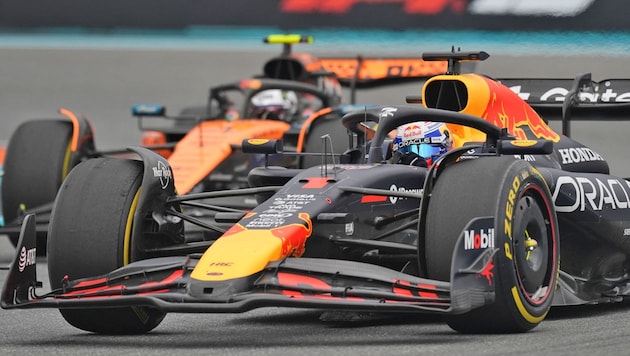 Max Verstappen und Lando Norris lieferten sich in Miami einen heißen Zweikampf – da wollte die McLaren Box dienlich sein. (Bild: AP)