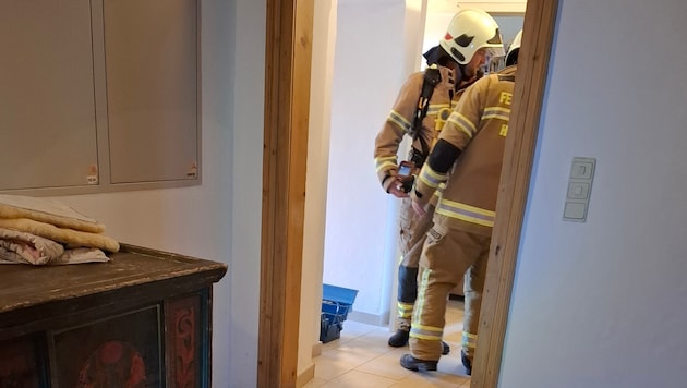 Die Floriani entlüfteten die ganze Wohnung. (Bild: FF Hallein)