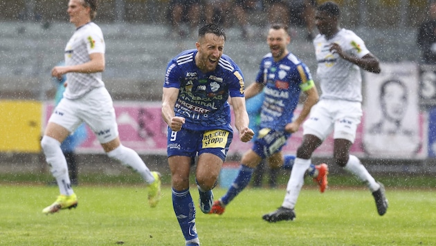 Hartberg blieb trotz Regen „trocken“, Patrik Mijic fixierte das 2:0. (Bild: APA/ERWIN SCHERIAU)