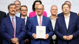 Große Töne des designierten Kanzlers Friedrich Merz (Mitte) – nun stellt sich die Frage, ob er die großspurigen Versprechen auch halten kann. (Bild: AP/Ebrahim Noroozi)