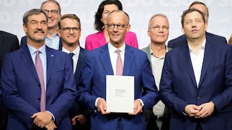 Große Töne des designierten Kanzlers Friedrich Merz (Mitte) – nun stellt sich die Frage, ob er die großspurigen Versprechen auch halten kann. (Bild: AP/Ebrahim Noroozi)