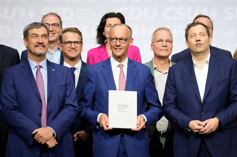 Große Töne des designierten Kanzlers Friedrich Merz (Mitte) – nun stellt sich die Frage, ob er die großspurigen Versprechen auch halten kann. (Bild: AP/Ebrahim Noroozi)