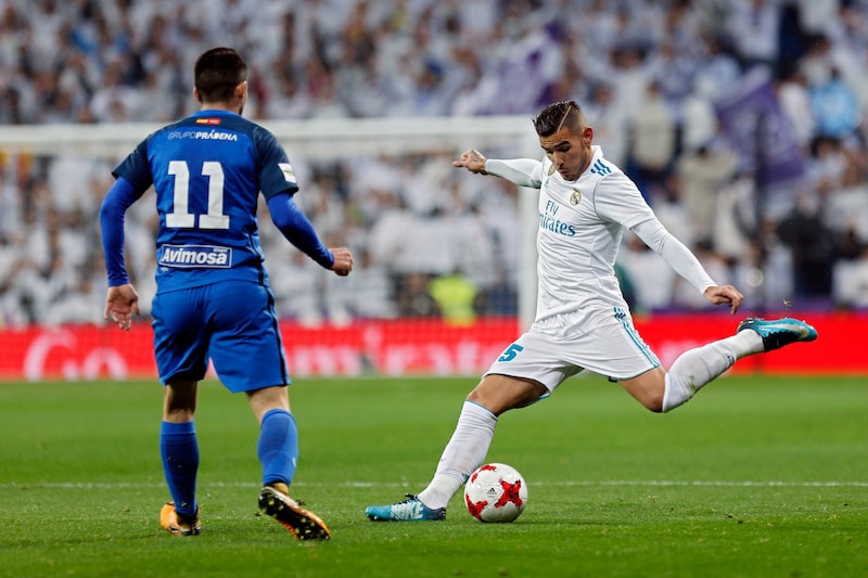 Theo Hernandez im Trikot der Madrilenen (Bild: AP/Francisco Seco)