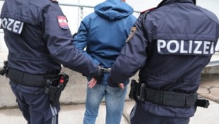 Fünf Burschen verbringen die Feiertage in U-Haft, ein weiterer und drei Mädchen wurden ...