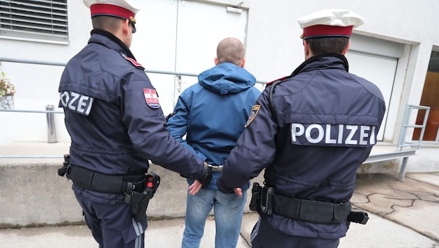 Für die beiden Albaner klickten nun die Handschellen (Symbolbild).