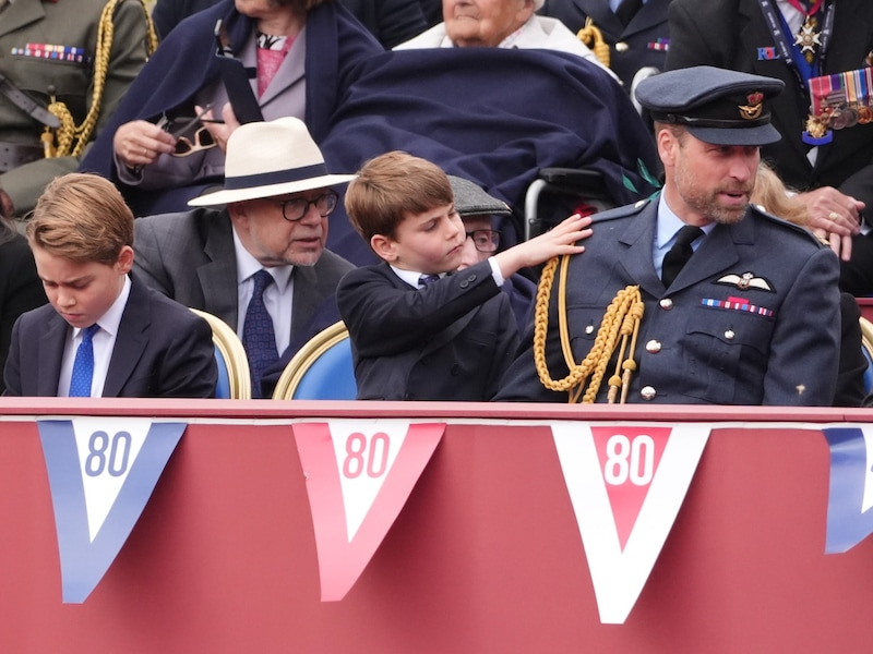 Louis kümmert sich um Prinz Williams Uniform und scheint sie zu säubern. (Bild: Jonathan Brady / PA / picturedesk.com)