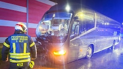 Der Bus wurde beim Anprall schwer beschädigt. (Bild: FF Wiener Neudorf)