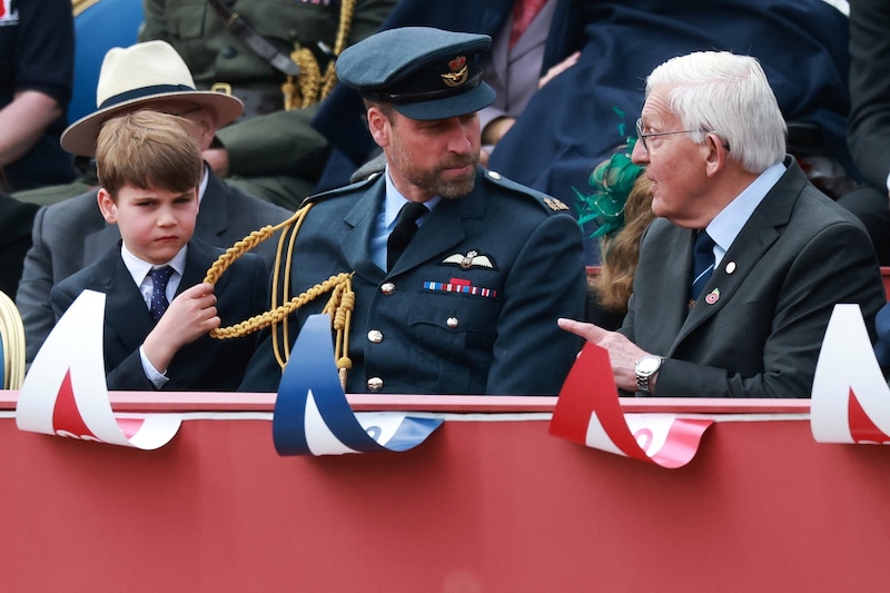 Prinz Louis zieht auch an den Borten auf der Uniform seines Vaters, als der sich mit einem Veteranen unterhält.  (Bild: Phil Noble / REUTERS / picturedesk.com)