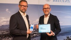 Stadtrat Robert Vögel und Bürgermeister Michael Ritsch stellen das neue digitale Service vor.  (Bild: Stadt Bregenz)