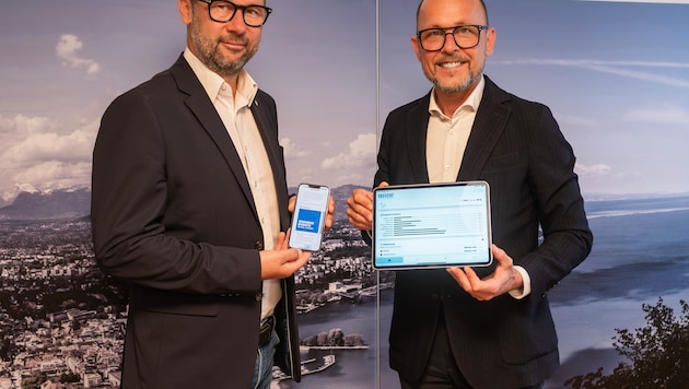 Stadtrat Robert Vögel und Bürgermeister Michael Ritsch stellen das neue digitale Service vor.  (Bild: Stadt Bregenz)
