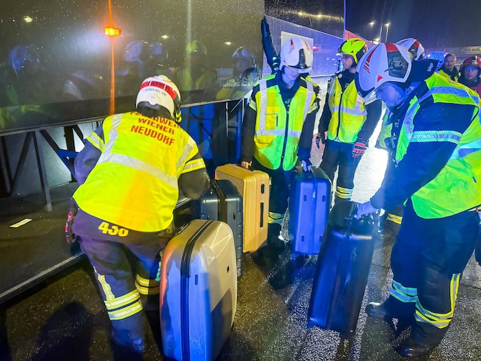 Das Gepäck der Businsassen wurde in Feuerwehrfahrzeuge umgeladen.