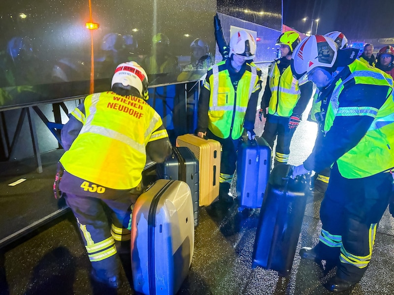 Das Gepäck der Businsassen wurde in Feuerwehrfahrzeuge umgeladen. (Bild: FF Wiener Neudorf)