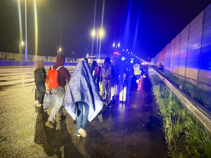 Die unverletzten Buspassagiere wurden von der Autobahn gebracht.