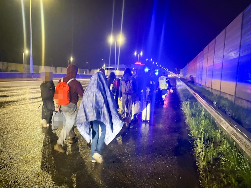 Die unverletzten Buspassagiere wurden von der Autobahn gebracht. (Bild: FF Wiener Neudorf)