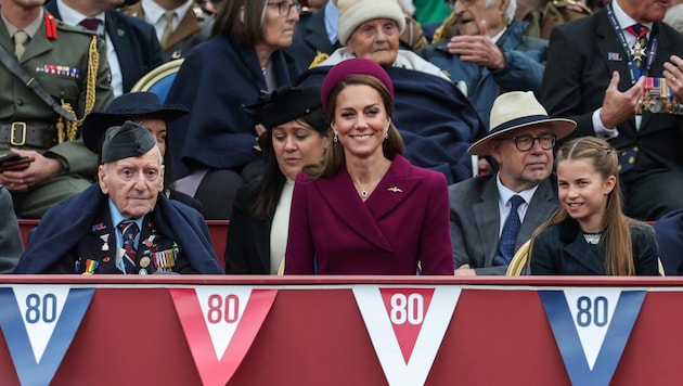 Prinzessin Kate sorgte mit ihrem Look wieder einmal für Aufsehen. (Bild: AP/Toby Melville/Pool Photo via AP)