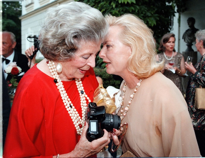 Festspiel-Grande-Dames unter sich: Mamarazza Fürstin Manni und Eliette von Karajan bei einem ...