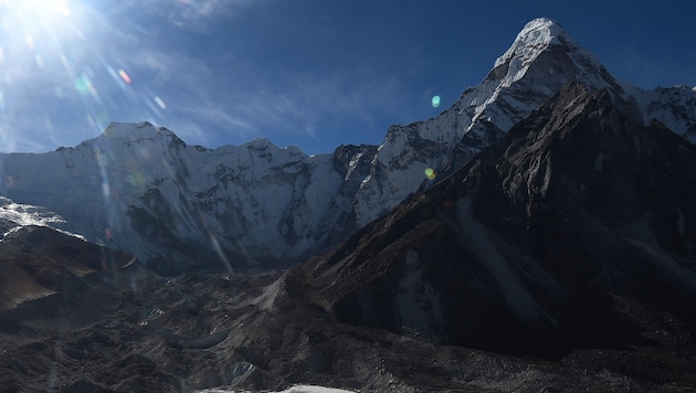 Im Himalaya-Gebirge endete die Mission eines US-Bergsteigers auf tragische Weise (Symbolbild). (Bild: APA/AFP/Prakash MATHEMA)
