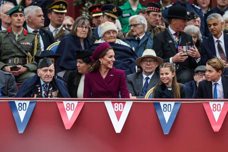 Und zeigte sich gut gelaunt beim VE Day auf der Tribüne. (Bild: AP/Ben Birchall/ Pool Photo via AP)