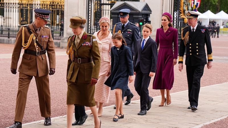 Prinzessin Kate recycelte am Monat ihren violetten Emilia-Wickstead-Look. (Bild: APA/Aaron Chown/Pool Photo via AP)