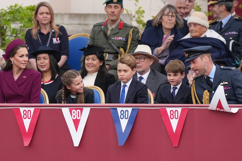 Prinzessin Kate und Prinz William mit ihren Kindern Charlotte, George und Louis (Bild: AP/Frank Augstein)