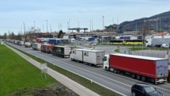 Nahezu täglich stauen sich die Lkw am Güterbahnhof in Wolfurt. (Bild: sos)