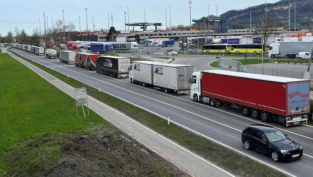 Nahezu täglich stauen sich die Lkw am Güterbahnhof in Wolfurt. (Bild: sos)