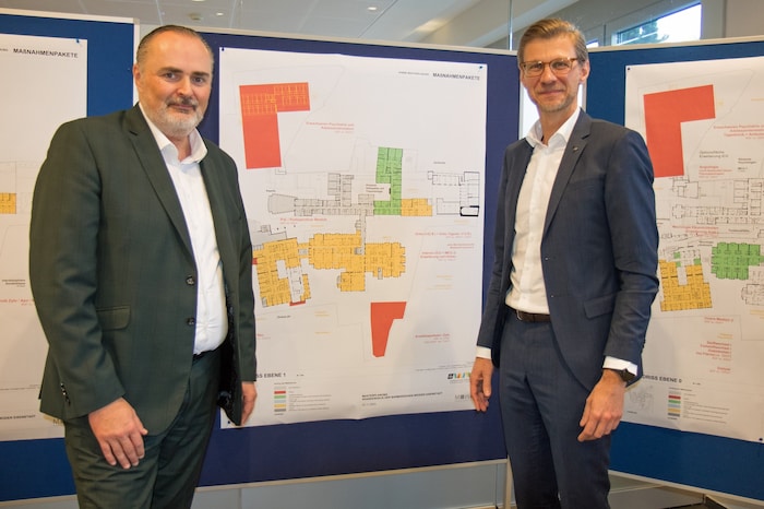 Landeshauptmann Hans Peter Doskozil und Krankenhausdirektor Robert Maurer
