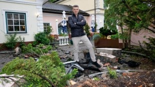Wirt David Paschalis steht in seinem Gastgarten. Noch liegen hier überall Trümmer herum. (Bild: Markus Tschepp)