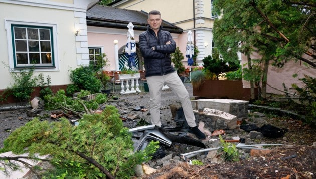 Wirt David Paschalis steht in seinem Gastgarten. Noch liegen hier überall Trümmer herum. (Bild: Markus Tschepp)