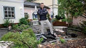 Wirt David Paschalis steht in seinem Gastgarten. Noch liegen hier überall Trümmer herum. (Bild: Markus Tschepp)
