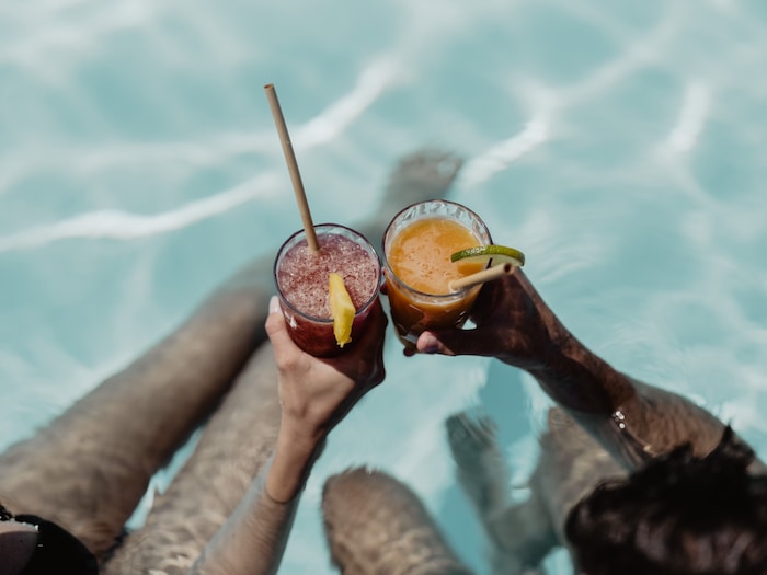Genießen Sie die Zeit zu zweit und karibische Cocktails.