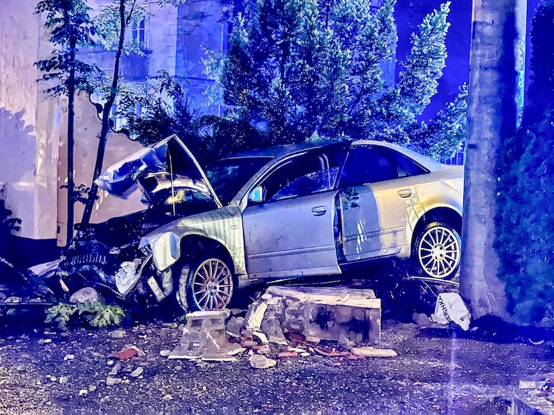 Fast ungebremst prallte der silberne Audi gegen die Mauer des griechischen Lokals. (Bild: Markus Tschepp)