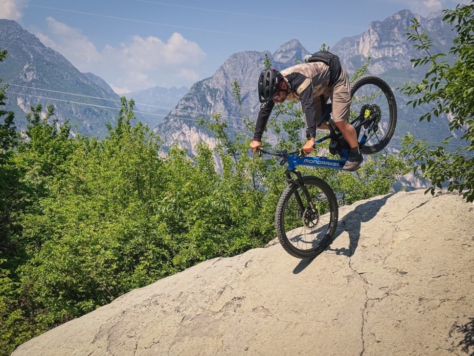 Bike-Profi Stefan Schlie zeigt, was mit dem E-MTB mit CX-R-Antrieb alles möglich ist. 