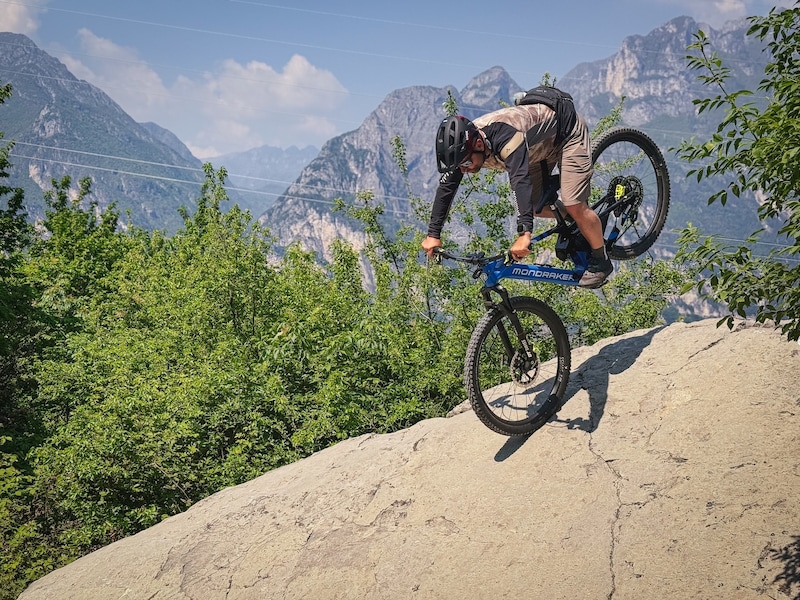 Bike-Profi Stefan Schlie zeigt, was mit dem E-MTB mit CX-R-Antrieb alles möglich ist.  (Bild: Wallner Hannes)