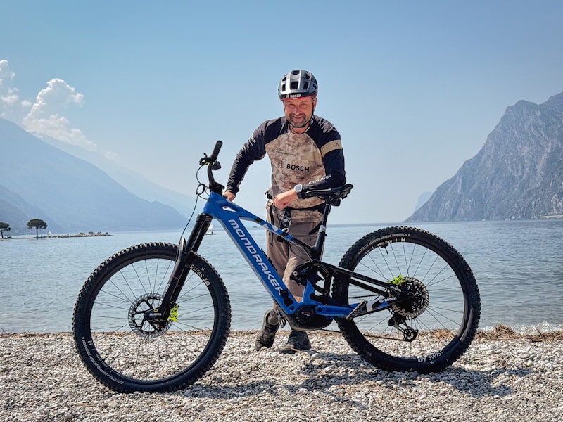 Bike-Profi Stefan Schlie am Ufer des oberitalienischen Gardasees.  (Bild: Wallner Hannes)