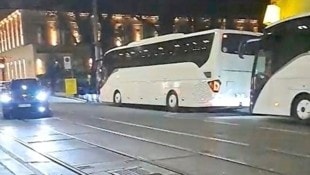 Die Busse warten meist mit laufenden Motoren auf die Gäste. (Bild: privat)