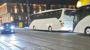 Die Busse warten meist mit laufenden Motoren auf die Gäste.
