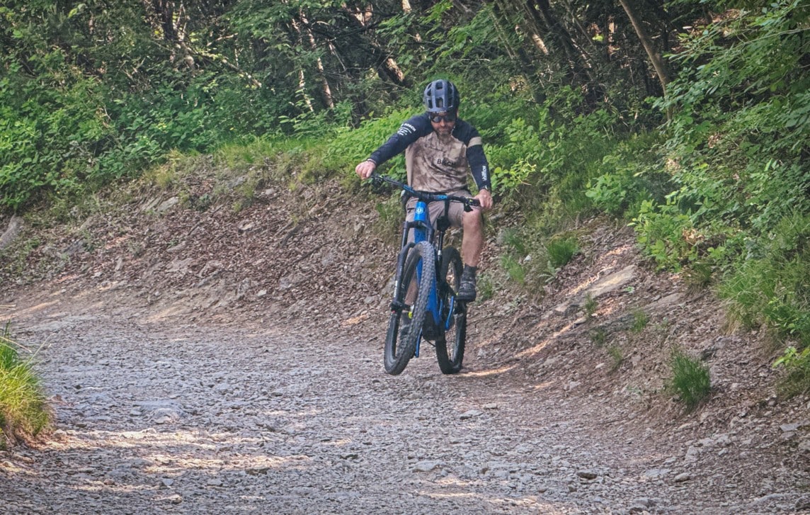 Bergauf zeigt der neue CX-R-Antrieb, wie viel Power in ihm steckt. 