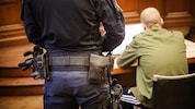 Der Angeklagte kam aus der Untersuchungshaft, präsentierte sich vor Gericht als Opfer.