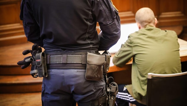 Der Angeklagte kam aus der Untersuchungshaft, präsentierte sich vor Gericht als Opfer. (Bild: Pressefoto Scharinger/Daniel Scharinger)