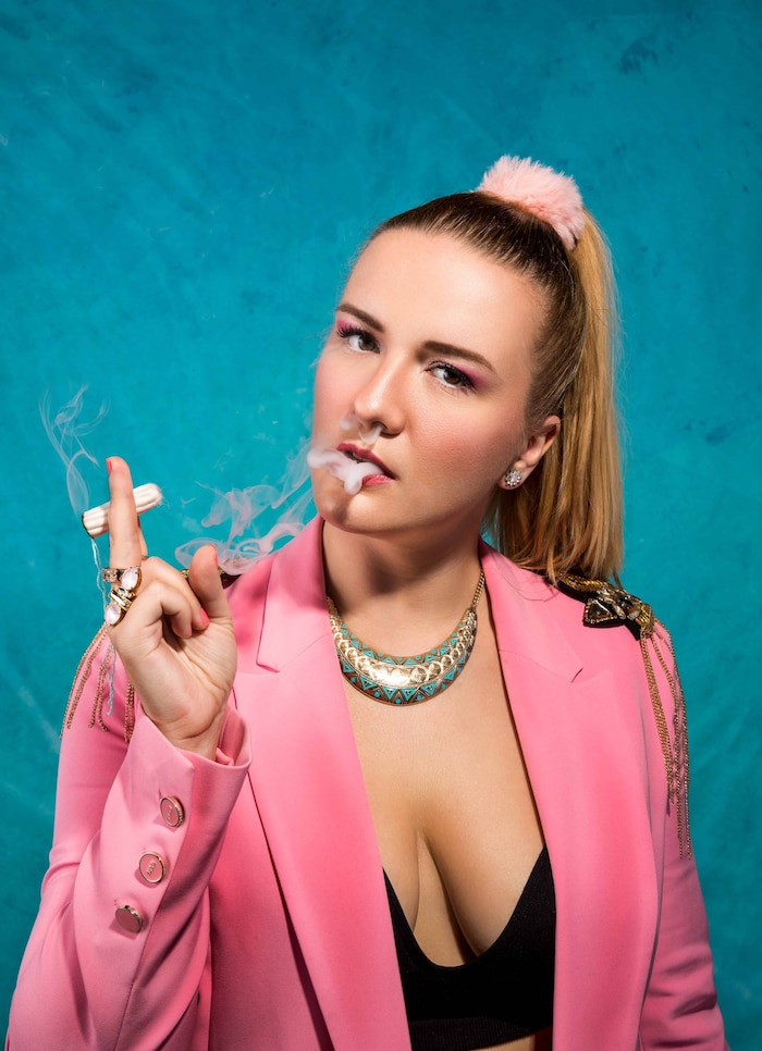 Ein Tampon als Zigarette: Gini Lampl tanzt aus der Reihe – und das mit Absicht.