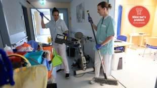 Jasmina Subotic (li.) nahm „Krone“-Redakteurin Nicole Greiderer mit bei einer Schicht in der Physiotherapie-Abteilung. (Bild: Johanna Birbaumer)