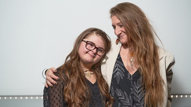 Emilia – hier mit ihrer Mutter Katharina – schließt im heurigen Sommer die Pflichtschule ab und ist auf Lehrplatzsuche. (Bild: Maria Daxer)