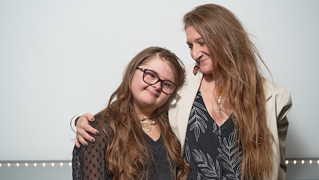 Emilia – hier mit ihrer Mutter Katharina – schließt im heurigen Sommer die Pflichtschule ab und ist auf Lehrplatzsuche. (Bild: Maria Daxer)