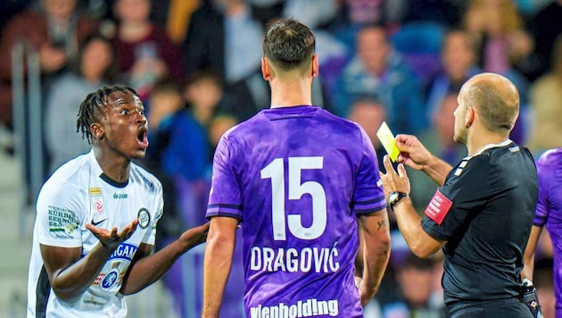 Seedy Jatta (li.) ist einer von insgesamt acht Sturm-Spielern, die diese Saison schon vom Platz geflogen sind. (Bild: GEPA)