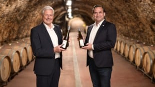 Spar-Vorstandsvorsitzender Hans K. Reisch (li.) und  Christian Bauer bieten hier im Bezirk Tulln 35 zuliefernden Winzern beste Absatzchancen.  (Bild: Imre Antal)