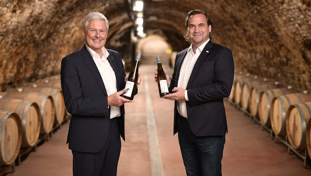 Spar-Vorstandsvorsitzender Hans K. Reisch (li.) und  Christian Bauer bieten hier im Bezirk Tulln 35 zuliefernden Winzern beste Absatzchancen.  (Bild: Imre Antal)