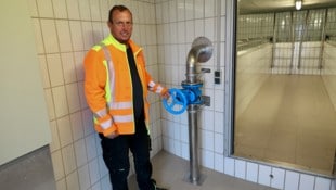 Wassermeister Dietmar Schmidt rotierte übers lange Wochenende und hatte auch am Montag noch alle Hände voll zu tun. (Bild: Jauschowetz Christian)