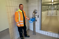 Wassermeister Dietmar Schmidt rotierte übers lange Wochenende und hatte auch am Montag noch alle Hände voll zu tun. (Bild: Jauschowetz Christian)